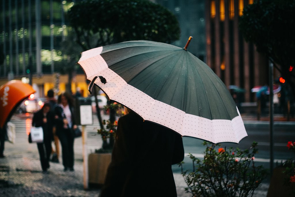 초록 우산을 쓰고 있는 사람